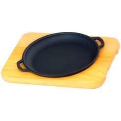 Servierpfanne mit Holzunterlage